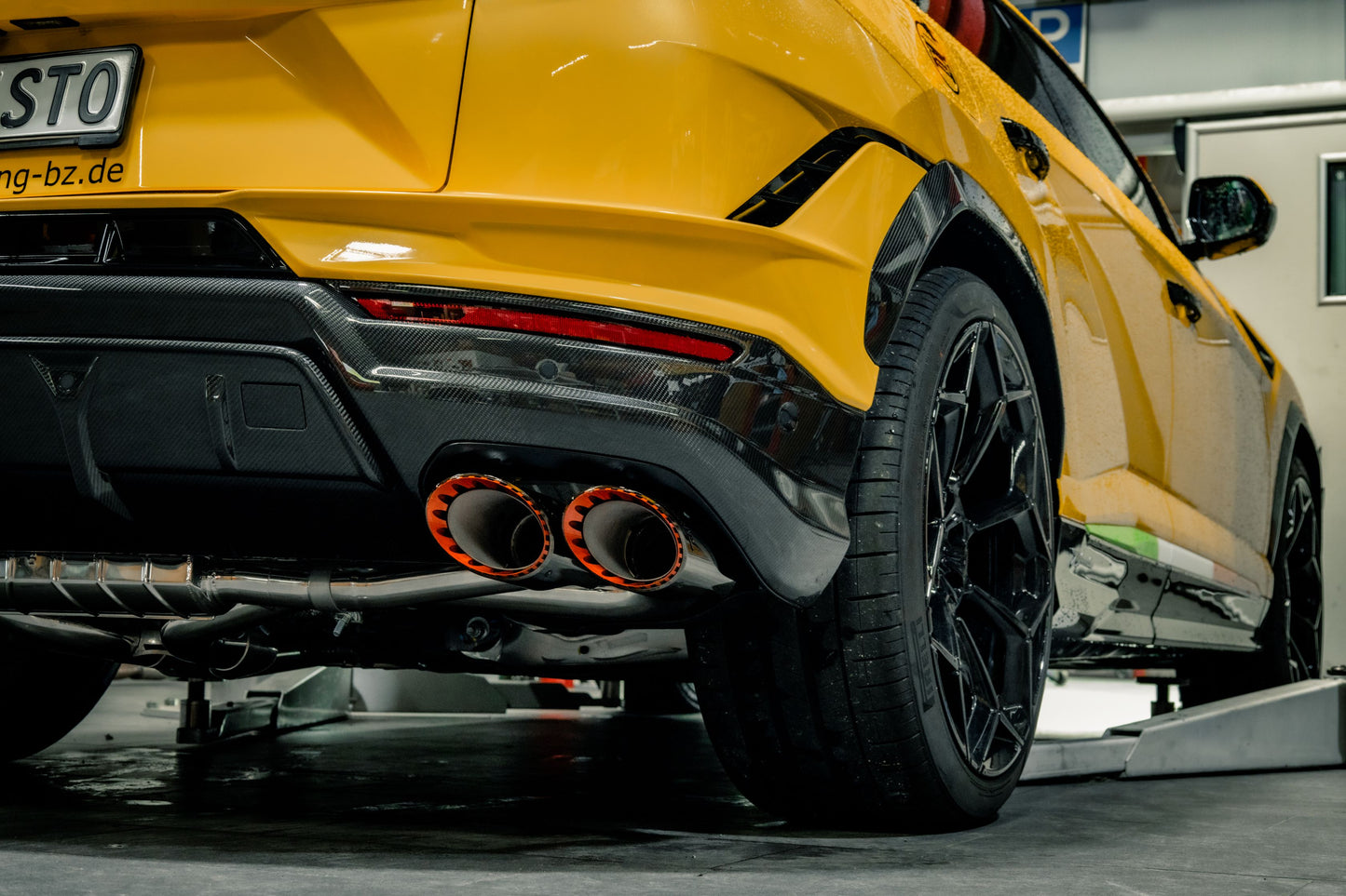 Lamborghini Urus Performante - Valved Exhaust w Mid Silencer Spare and Wicrom "Performante" Tips (for OE Actuators)